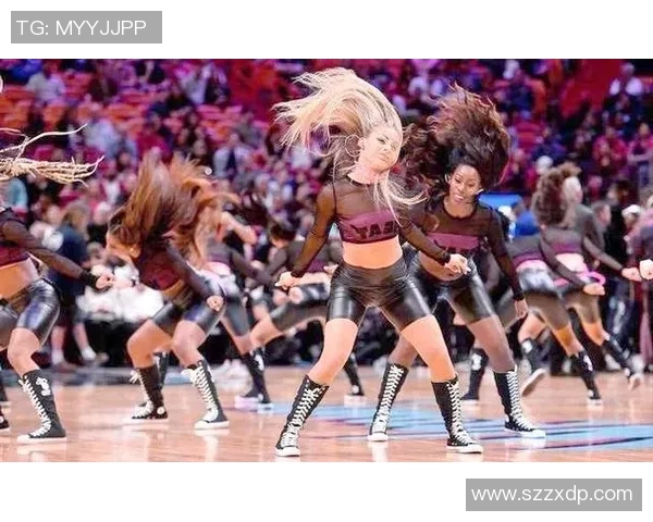 足球明星戴面罩的独特风采与赛场背后的故事揭秘 足球明星戴面罩的独特风采与赛场背后的故事揭秘