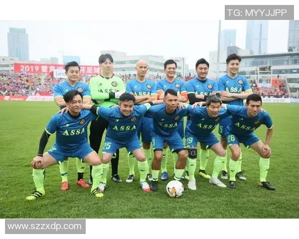 帅气足球明星齐聚一堂展现风采的精彩群照分享